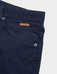 Quần short kaki nam cạp thường logo da gắn túi