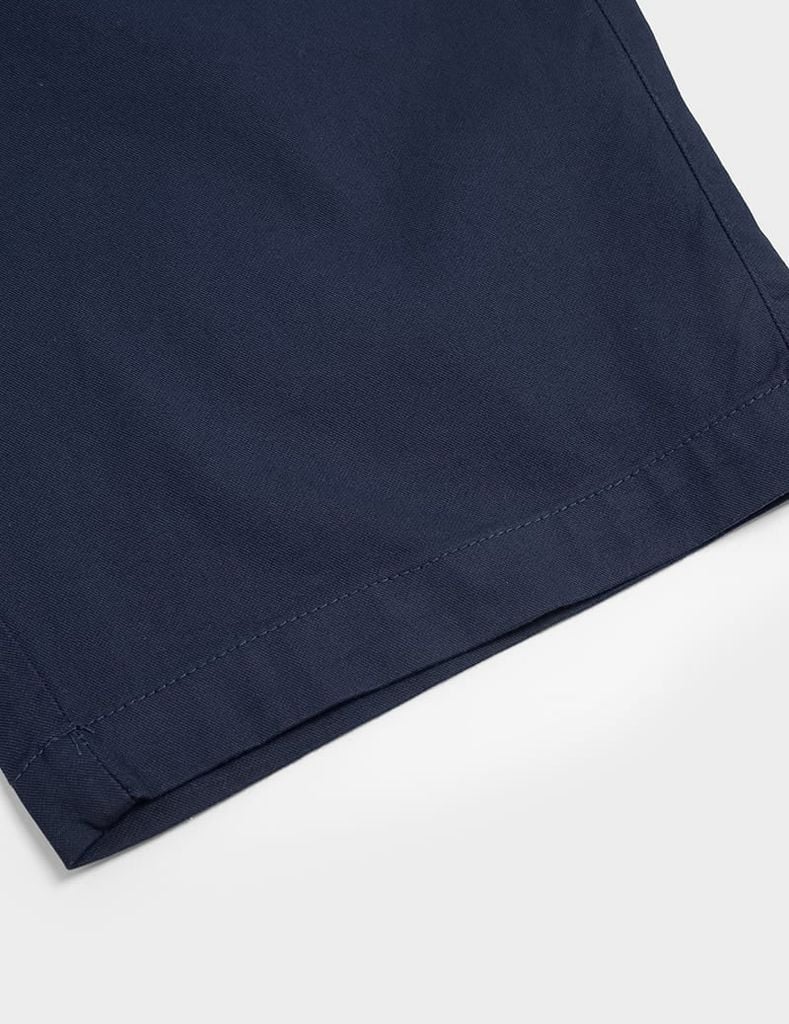 Quần short kaki nam cạp thường logo da gắn túi