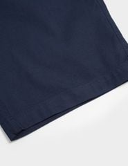 Quần short kaki nam cạp thường logo da gắn túi