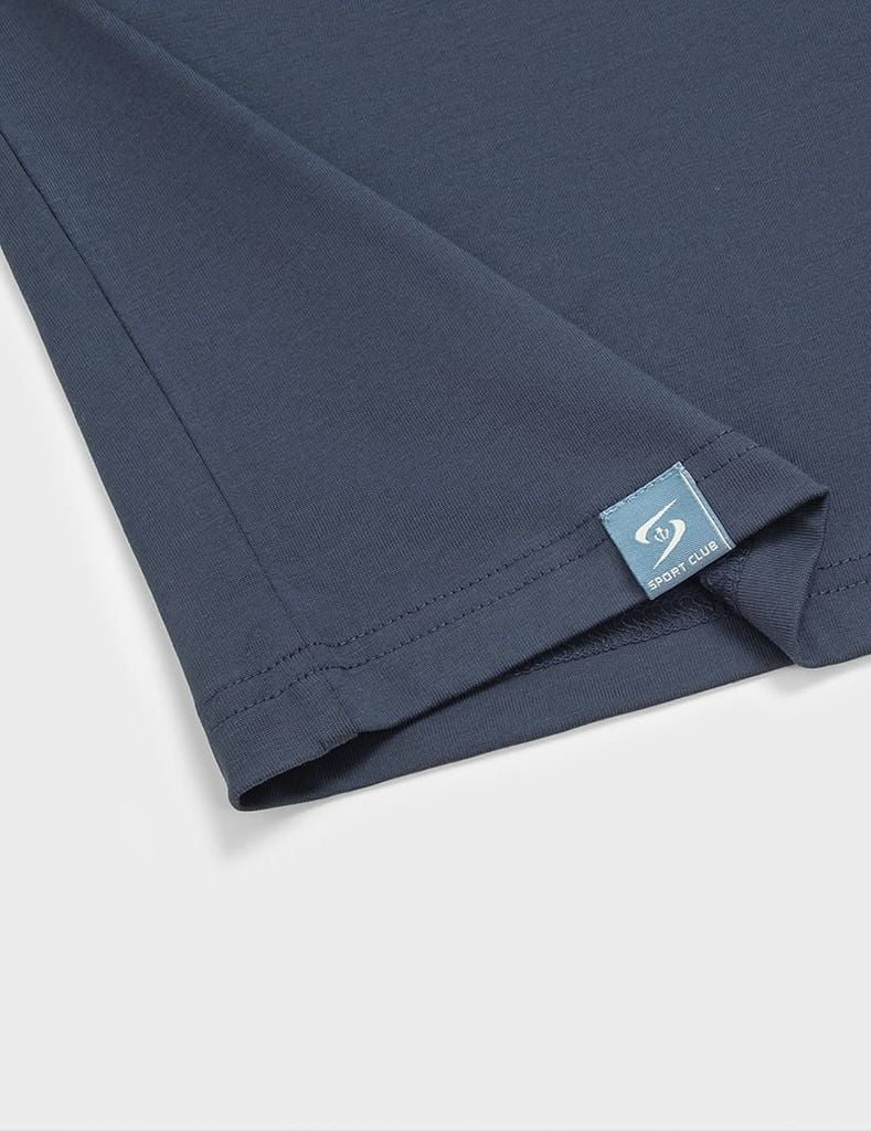 Áo thun ngắn tay cổ tròn in ngực trái dáng casual