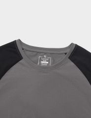 Áo thun nam cố tròn tay raglan in nhỏ gấu áo