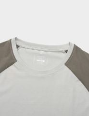 Áo thun nam cố tròn tay raglan in nhỏ gấu áo