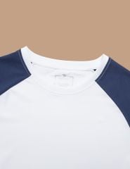 Áo thun nam cố tròn tay raglan in nhỏ gấu áo