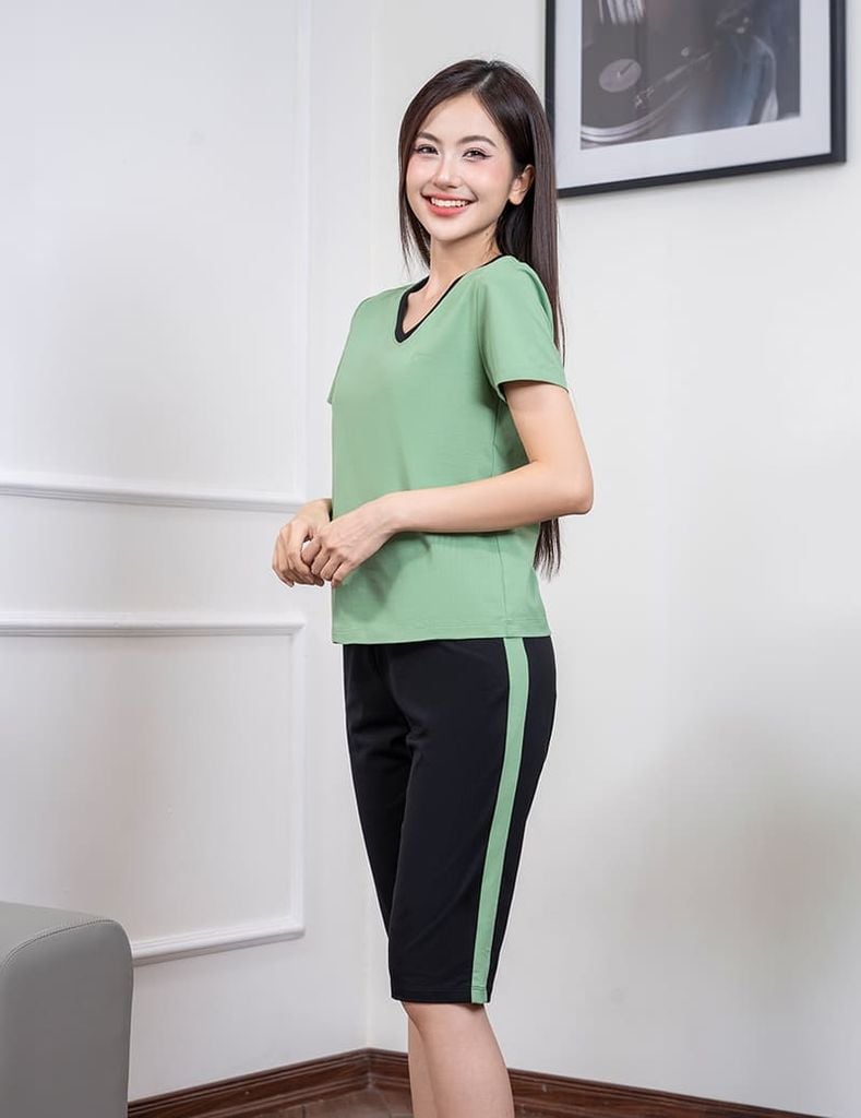 Bộ hè nữ cổ tim quần lửng phối line hai bên