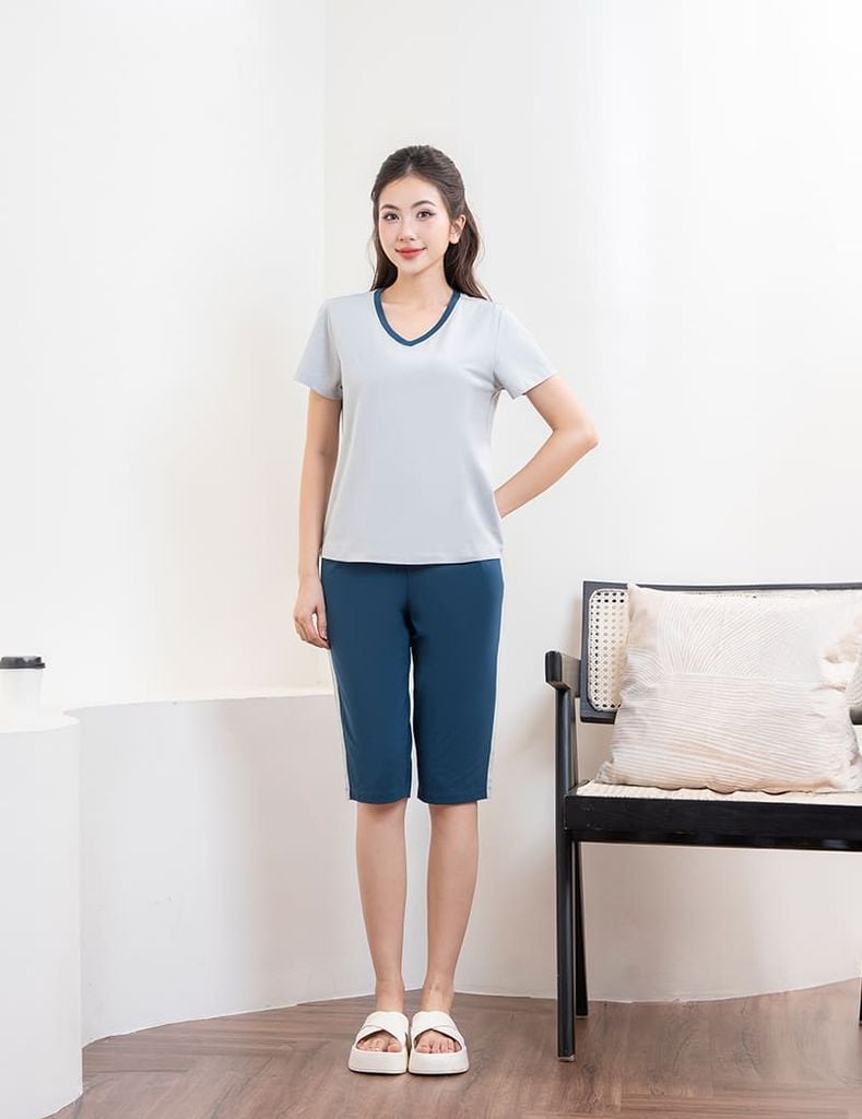 Bộ hè nữ cổ tim quần lửng phối line hai bên