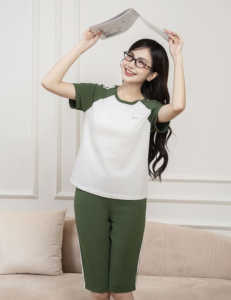 Bộ hè quần lửng nữ tay raglan in sọc hai bên vai