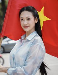 Áo sơ mi dài tay nữ in loang phối áo hai dây trắng