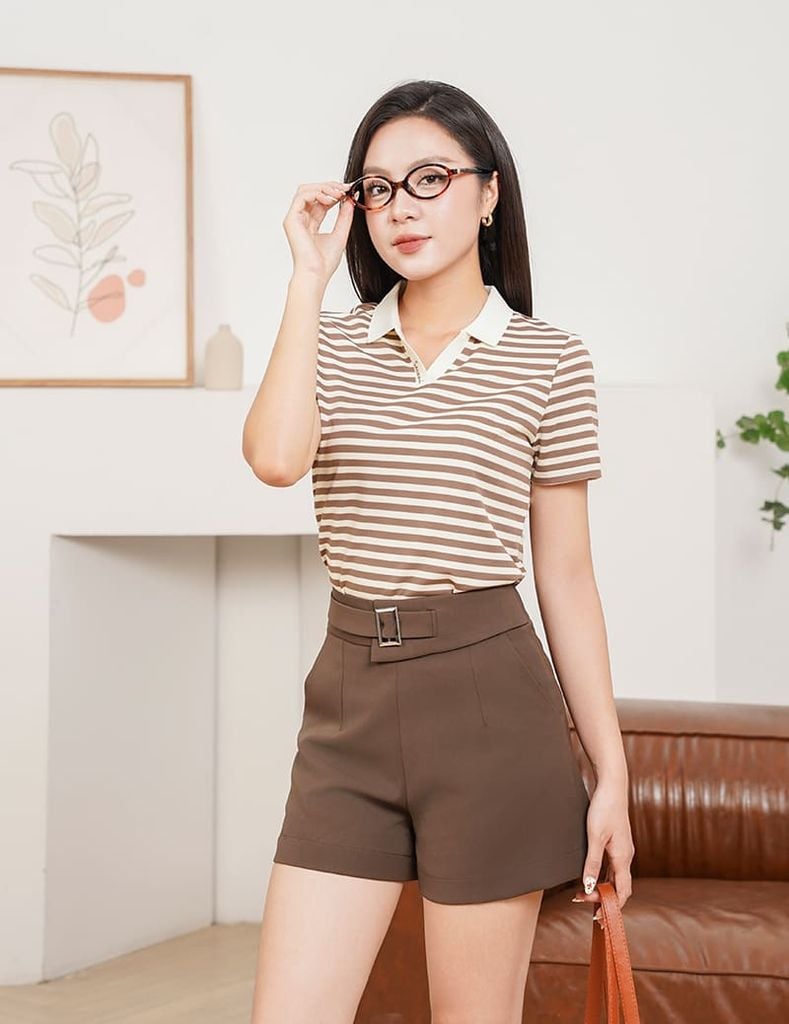 Áo polo nữ ngắn tay kẻ trang nẹp trụ V bo dệt thêu logo