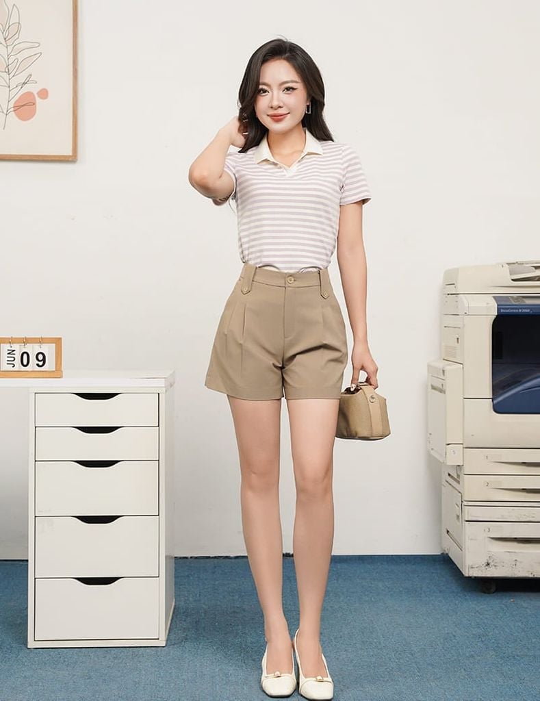 Áo polo nữ ngắn tay kẻ trang nẹp trụ V bo dệt thêu logo