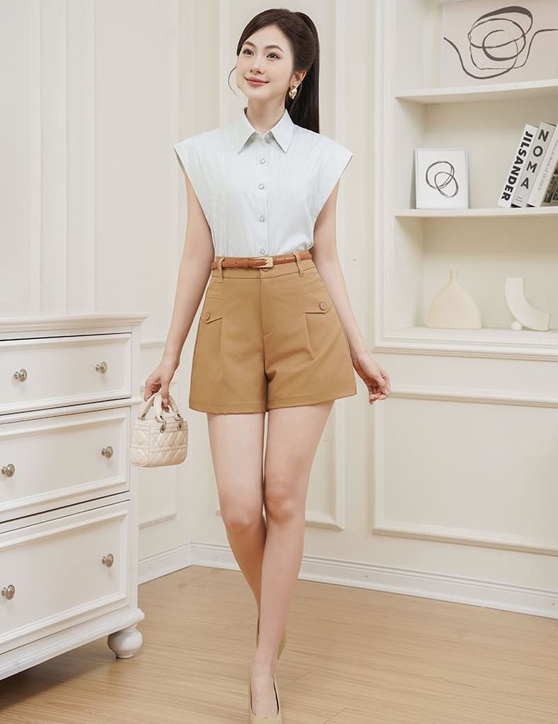 Quần short khaki nữ nắp túi đính khuy trang trí