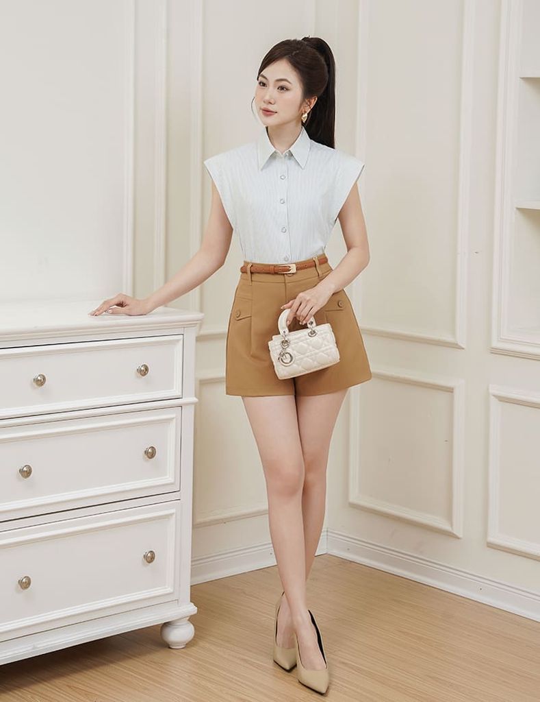 Quần short khaki nữ nắp túi đính khuy trang trí
