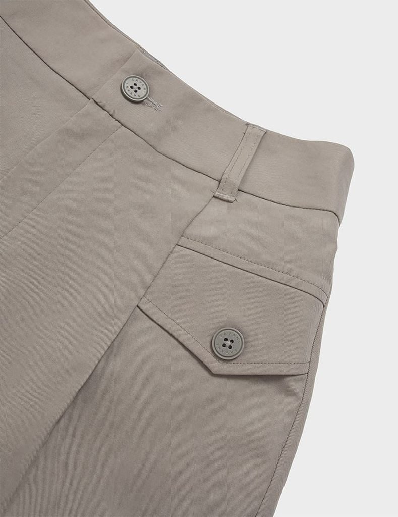 Quần short khaki nữ nắp túi đính khuy trang trí
