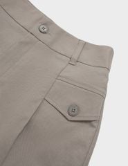 Quần short khaki nữ nắp túi đính khuy trang trí