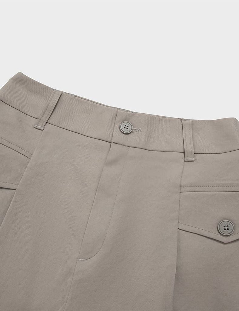 Quần short khaki nữ nắp túi đính khuy trang trí