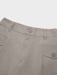Quần short khaki nữ nắp túi đính khuy trang trí
