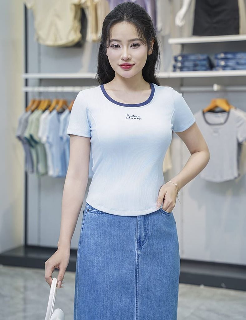 Áo thun gân nữ cổ bo vải phối hình thêu trước ngực