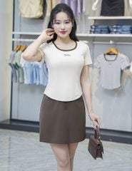 Áo thun gân nữ cổ bo vải phối hình thêu trước ngực