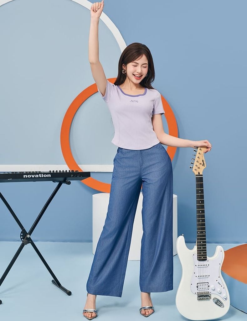 Áo thun gân nữ cổ bo vải phối hình thêu trước ngực