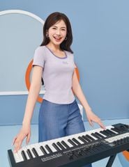 Áo thun gân nữ cổ bo vải phối hình thêu trước ngực