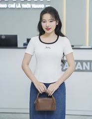 Áo thun gân nữ cổ bo vải phối hình thêu trước ngực
