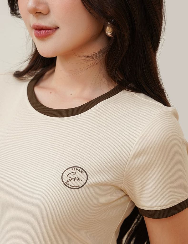 Áo t-shirt ngắn tay cổ tròn nữ phối cổ khác màu hình in nhỏ trước ngực