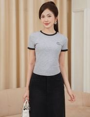 Áo t-shirt ngắn tay cổ tròn nữ phối cổ khác màu hình in nhỏ trước ngực