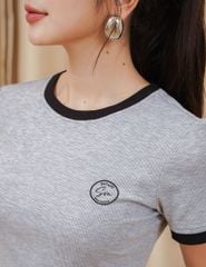 Áo t-shirt ngắn tay cổ tròn nữ phối cổ khác màu hình in nhỏ trước ngực