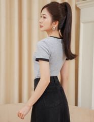 Áo t-shirt ngắn tay cổ tròn nữ phối cổ khác màu hình in nhỏ trước ngực