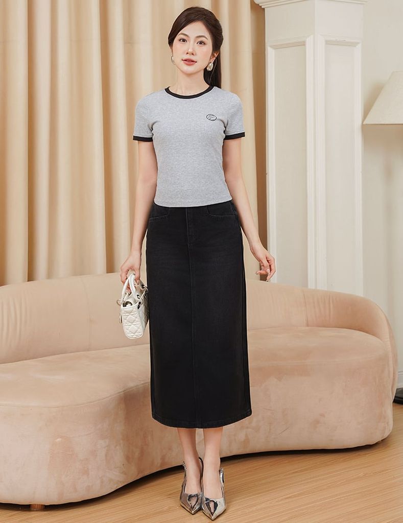Áo t-shirt ngắn tay cổ tròn nữ phối cổ khác màu hình in nhỏ trước ngực