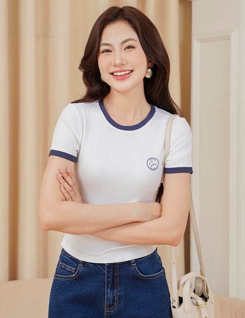 Áo t-shirt ngắn tay cổ tròn nữ phối cổ khác màu hình in nhỏ trước ngực