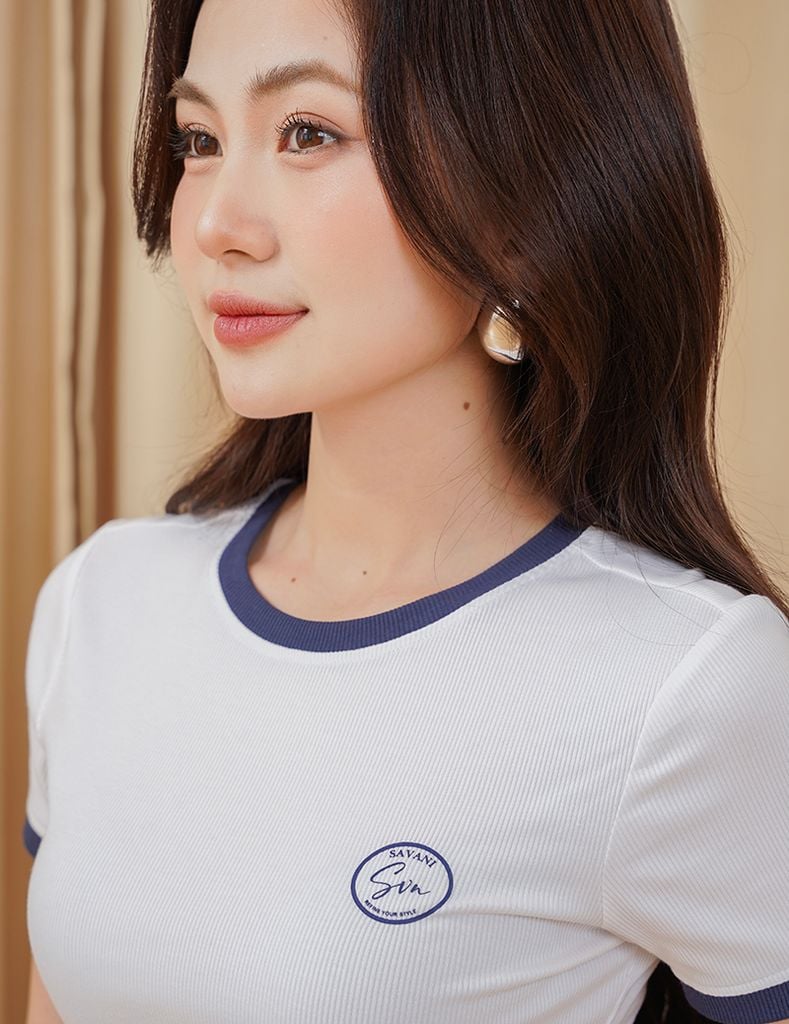 Áo t-shirt ngắn tay cổ tròn nữ phối cổ khác màu hình in nhỏ trước ngực