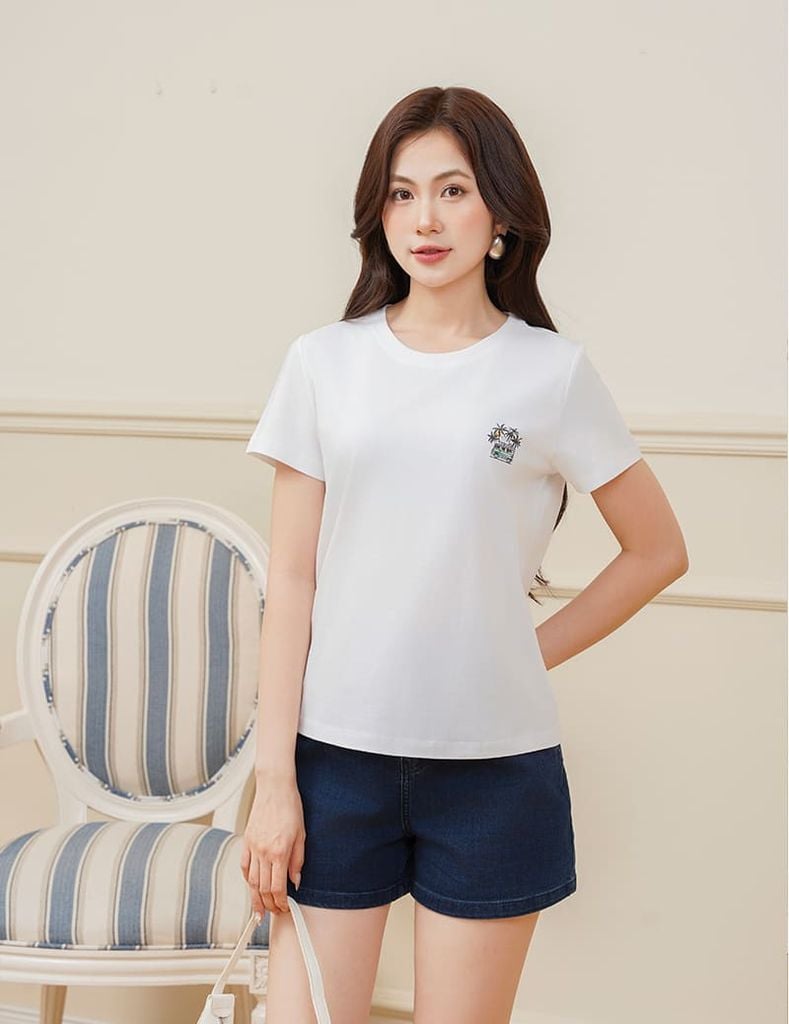 Áo thun ngắn tay nữ cổ tròn in nhỏ ngực