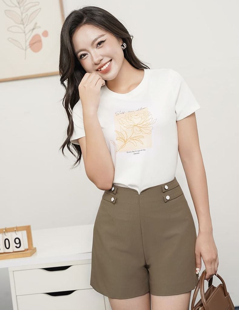Quần short âu nữ cạp liền trang trí cúc hai bên