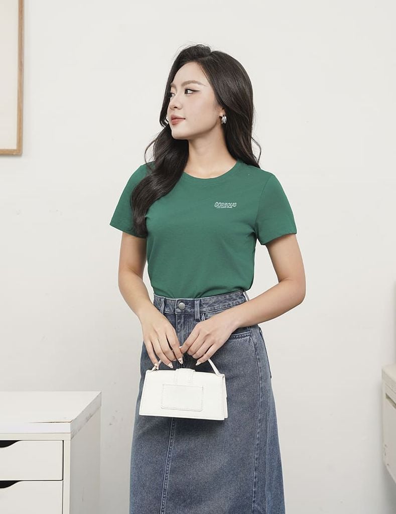 Áo thun ngắn tay cổ tròn nữ hình in trước ngực