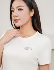 Áo thun ngắn tay cổ tròn nữ hình in trước ngực