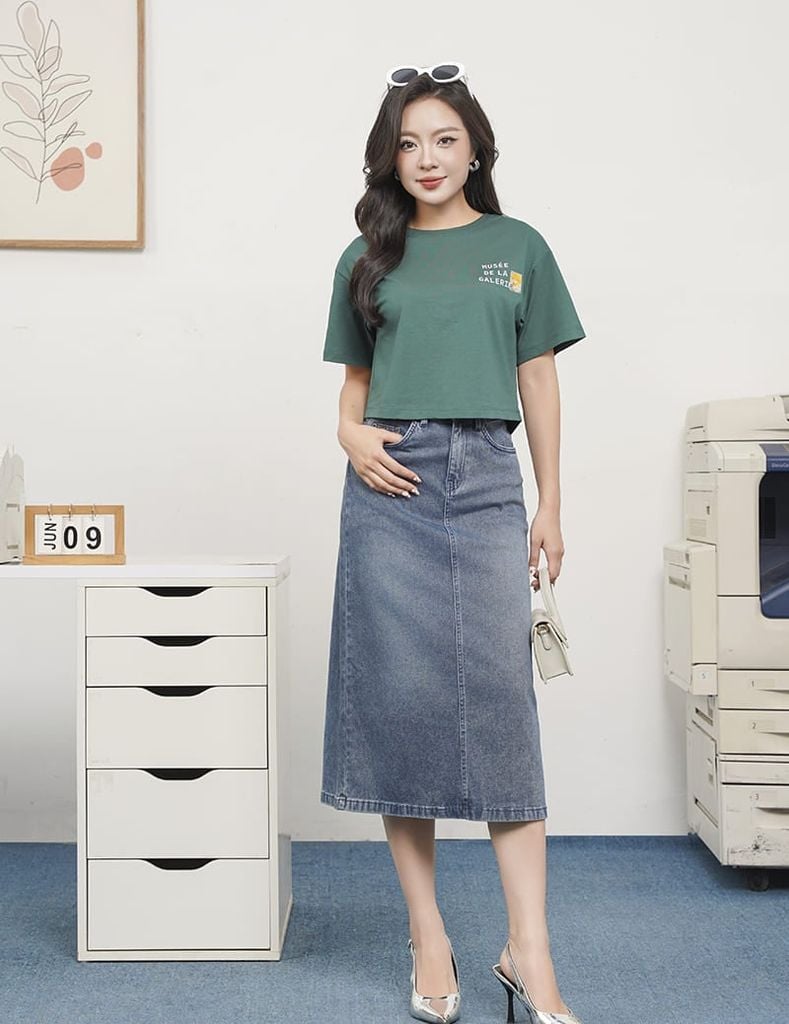 Áo T-shirt nữ croptop cổ bo rib hình in trước ngực
