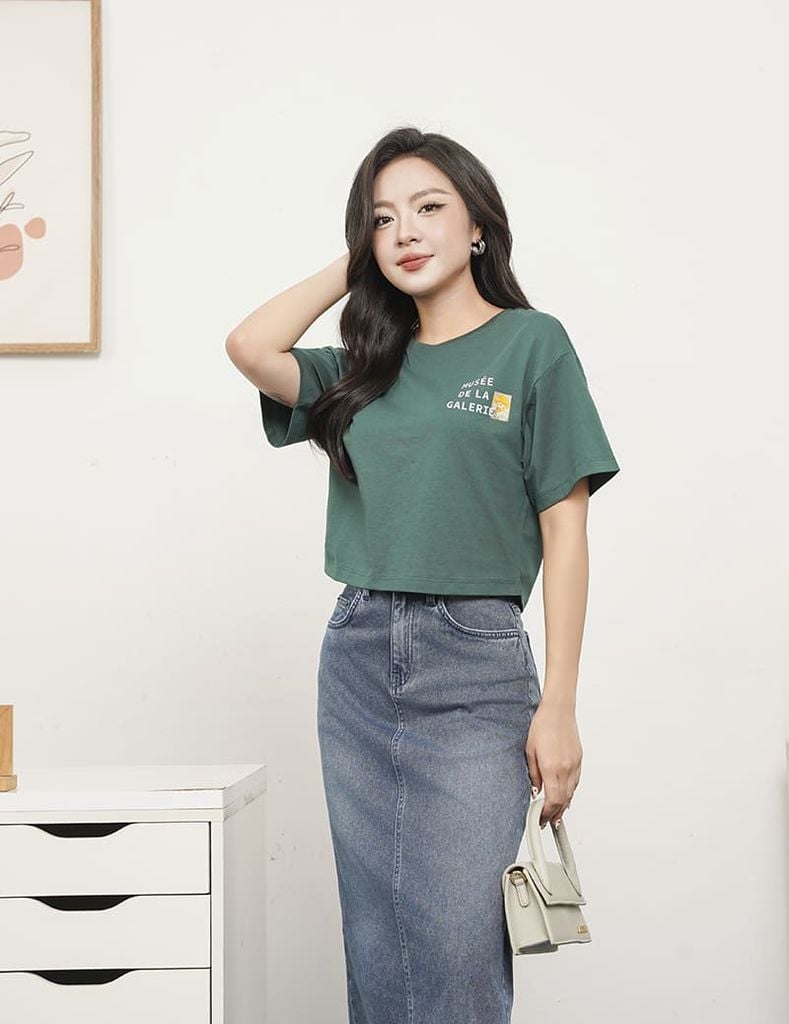 Áo T-shirt nữ croptop cổ bo rib hình in trước ngực