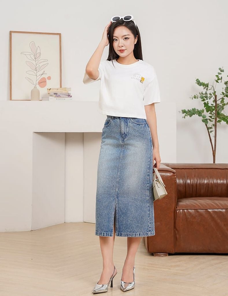 Áo T-shirt nữ croptop cổ bo rib hình in trước ngực