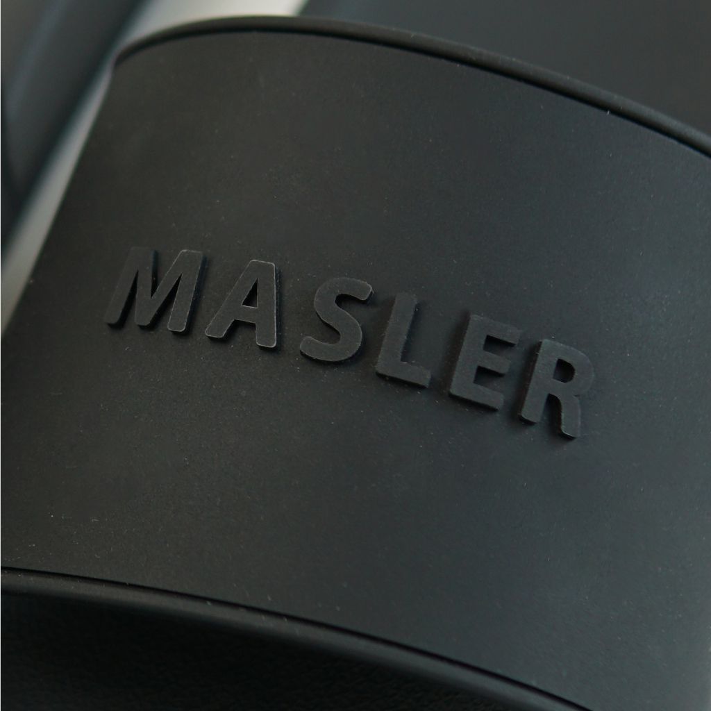  Dép quai ngang nam nữ M Masler-MT màu đen tuyền với lớp đế chống trơn trượt, chống nước và lớp quai êm chân MT7 