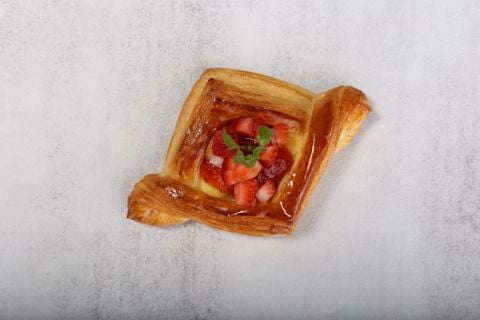  Strawberry Danish (Bánh ngàn lớp nhân mứt dâu) 