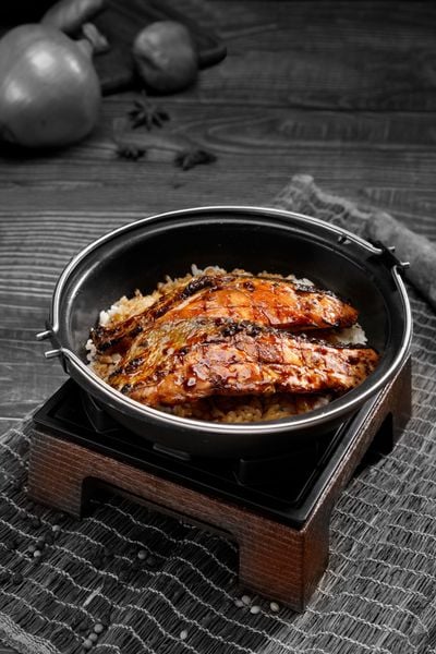 Cơm thố cá hồi nướng (Grilled Salmon Teriyaki Pot)