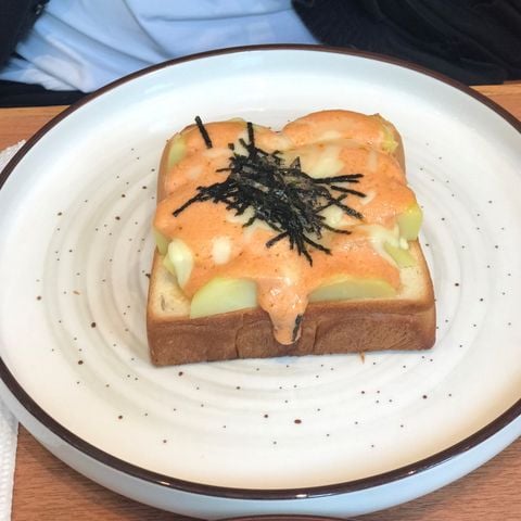  Roasted Mentaiko & Potato Toast (Bánh Toast, trứng cá tuyết và khoai tây nướng) 