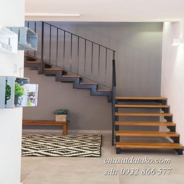 cầu thang sắt nhỏ gọn