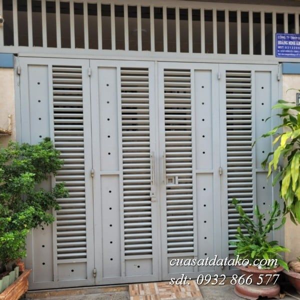 cửa cổng sắt 4 cánh kín đáo