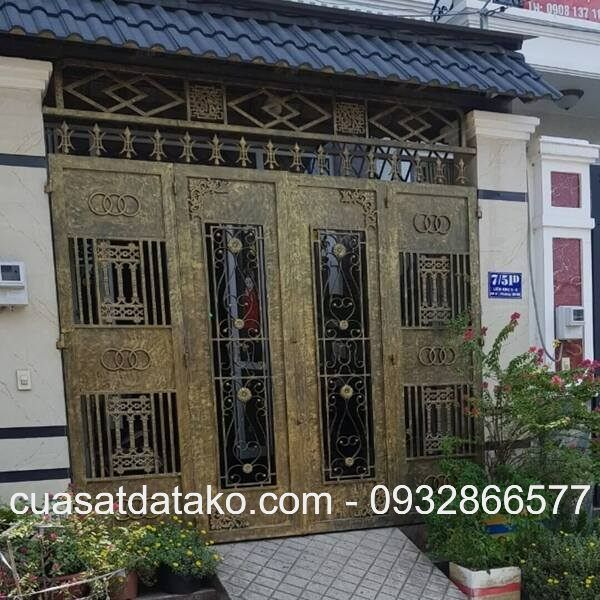 cửa cổng sắt sơn màu đồng cổ điển