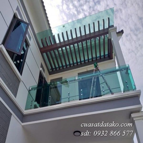 lan can ban công kính cường lực