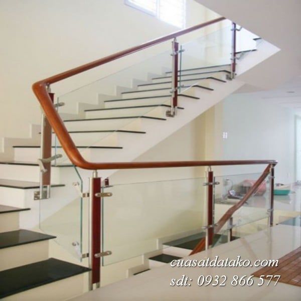 lan can cầu thang kính tay vịn gỗ