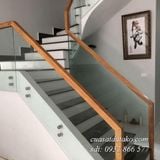 lan can kính cường lực tay vịn gỗ