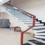 lan can cầu thang kính cường lực