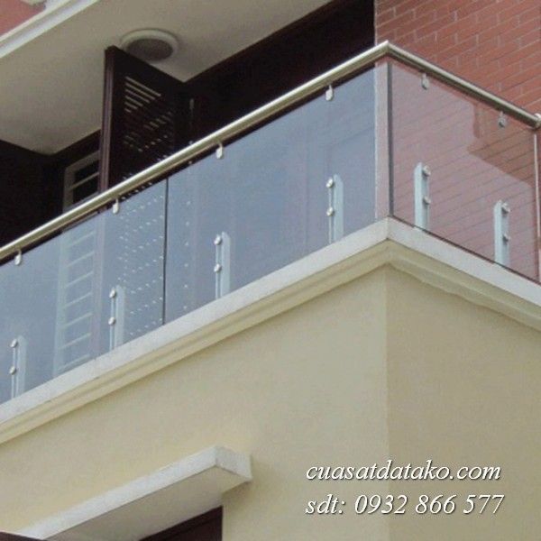 lan can ban công kính